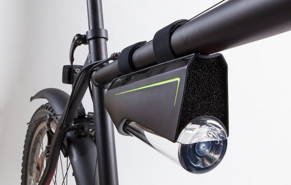 Self-Filling Water Bottle Converts Humid Air into Drinkable H2O